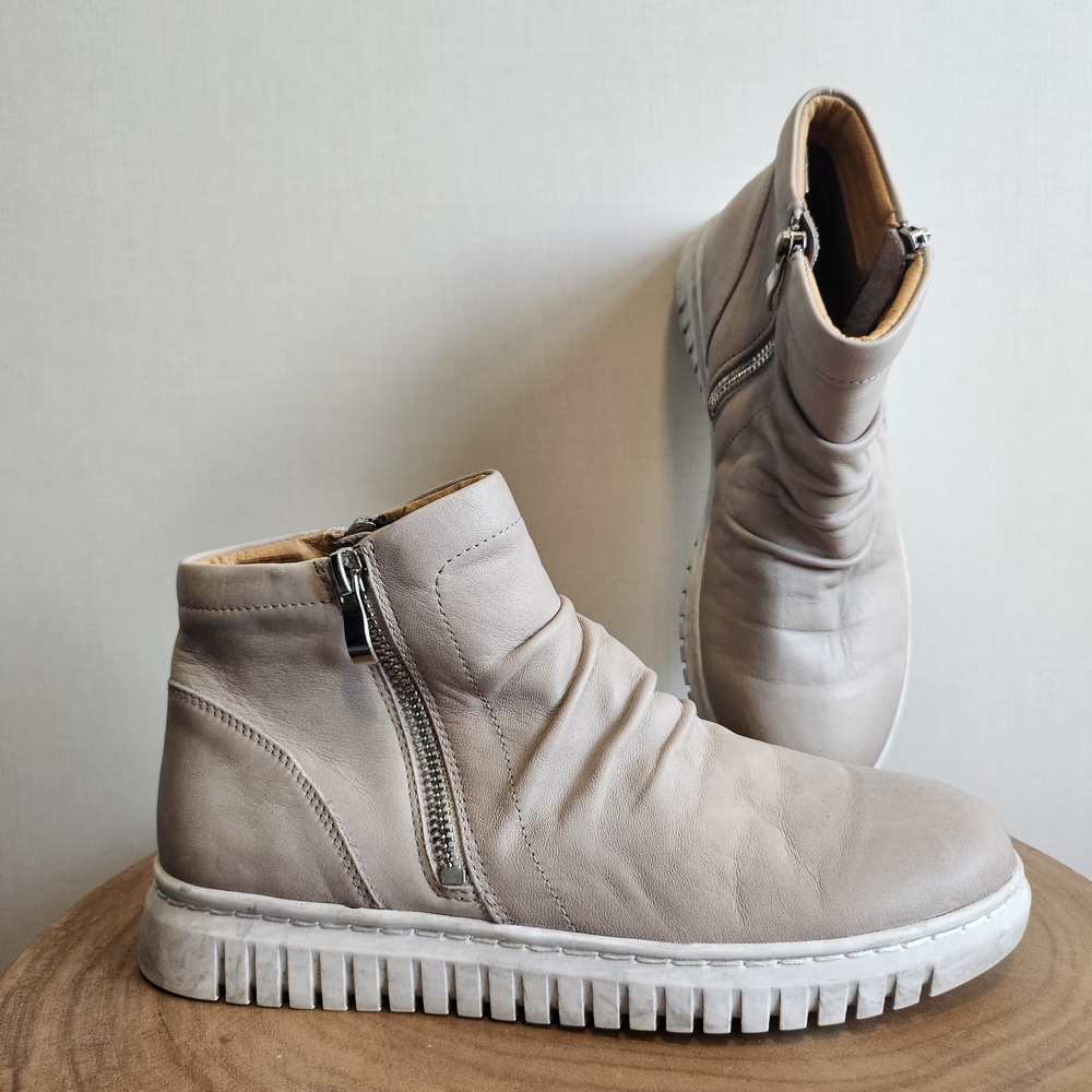 💜 eos sz 7 Light Gray Leather Ankle Boots with Zipper
